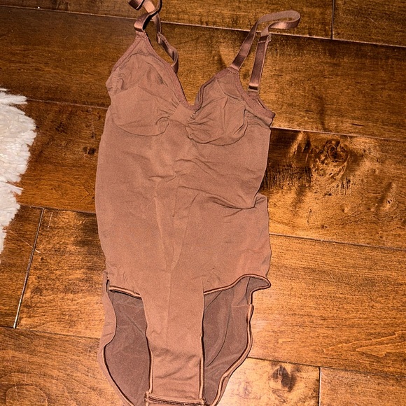 SKIMS SEAMLESS SCULPT BRIEF BODYSUIT JASPER XS - Picture 6 of 9